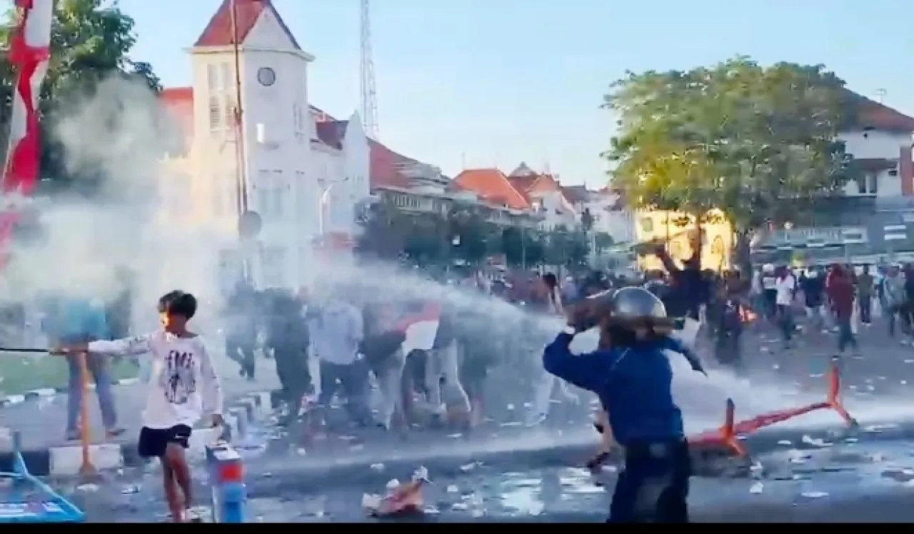 Demo Mahasiswa di Polrestabes Surabaya Ricuh