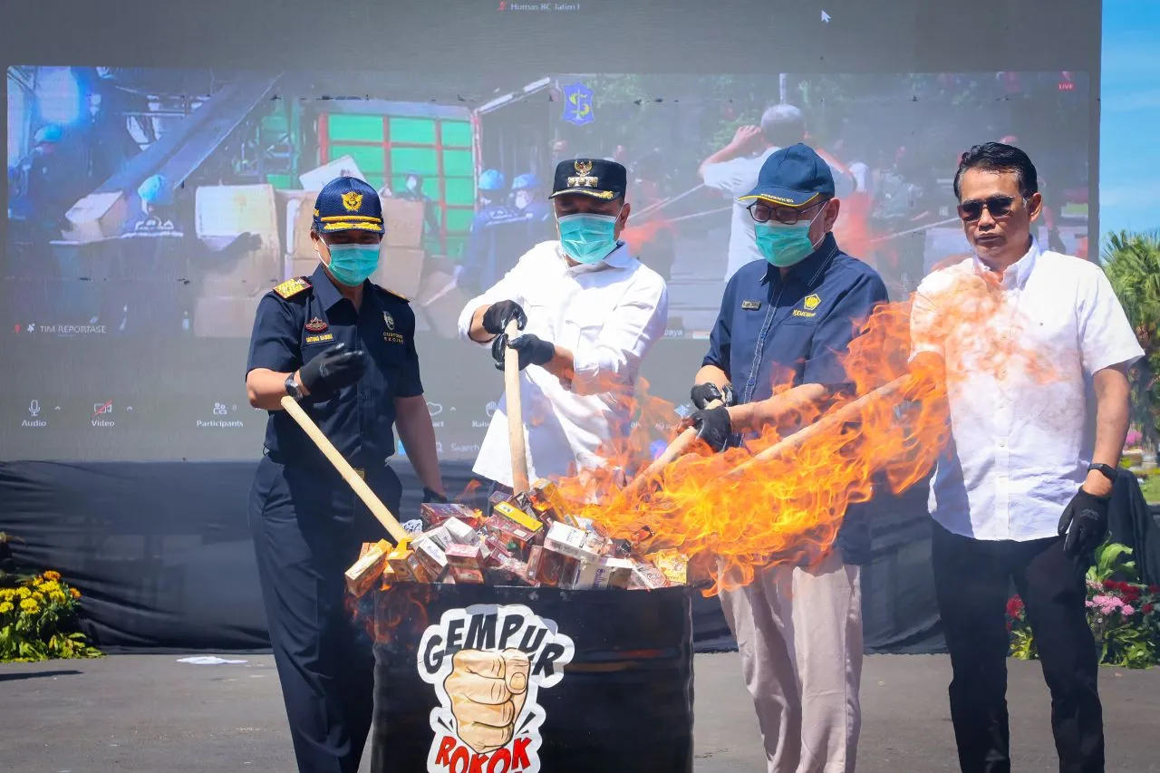 Pemkot Surabaya Musnahkan 11,1 Juta Batang Rokok Ilegal