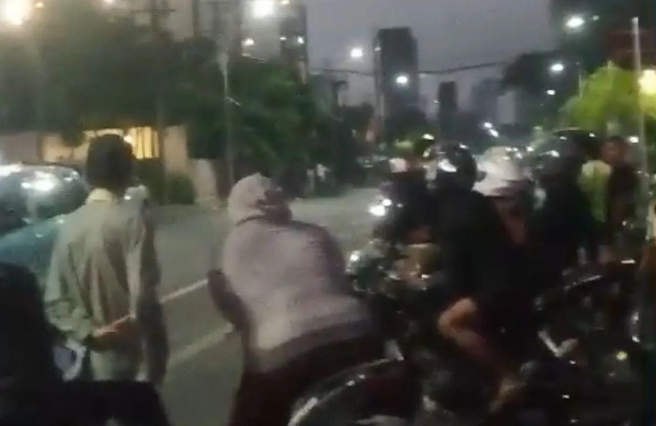 Tawuran Pecah di Depan JW Marriott Surabaya, Jalan Embong Malang Mencekam