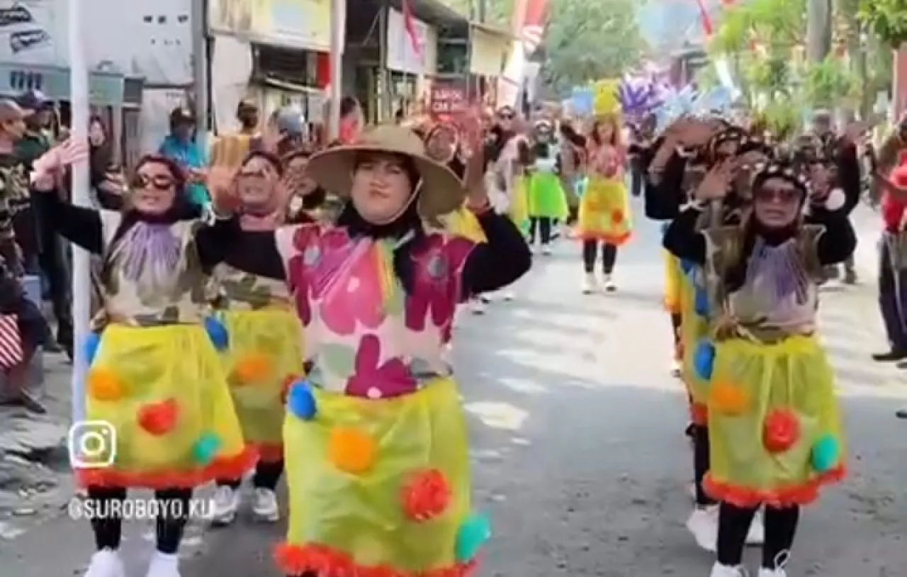 Warga RT 4 Ngagel Dadi Angkat Tema Lingkungan di Karnaval 17 Agustus