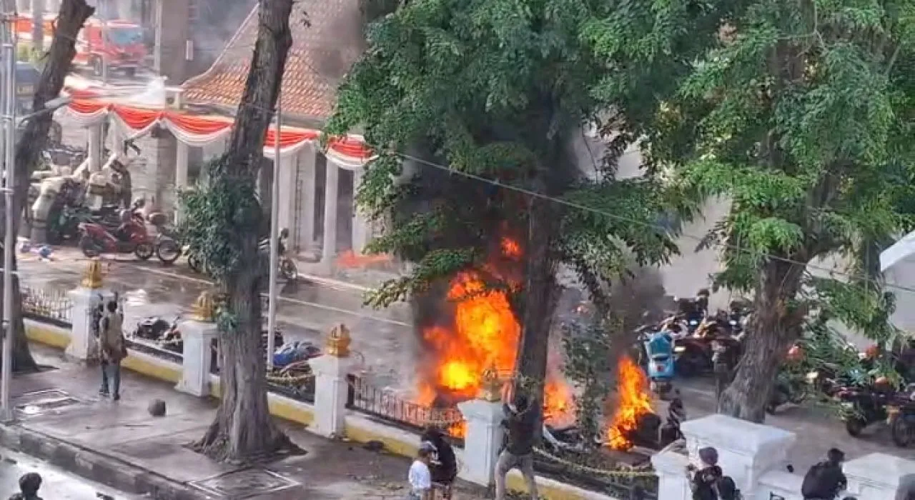 Bentrok Panas di Grahadi! Massa Vs Aparat, Belasan Motor Dibakar