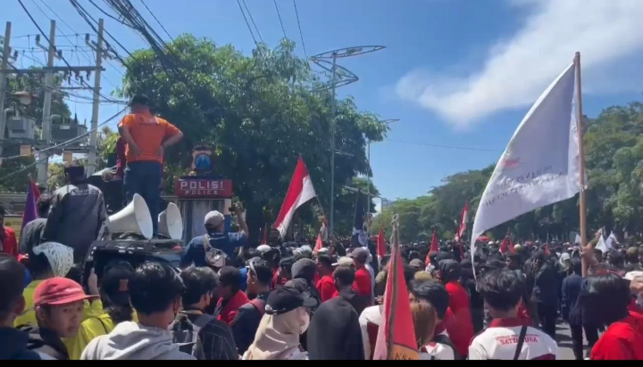 Mahasiswa Gruduk Mapolda Jatim: Polisi Jangan Arogan, Rakyat Sudah Muak!