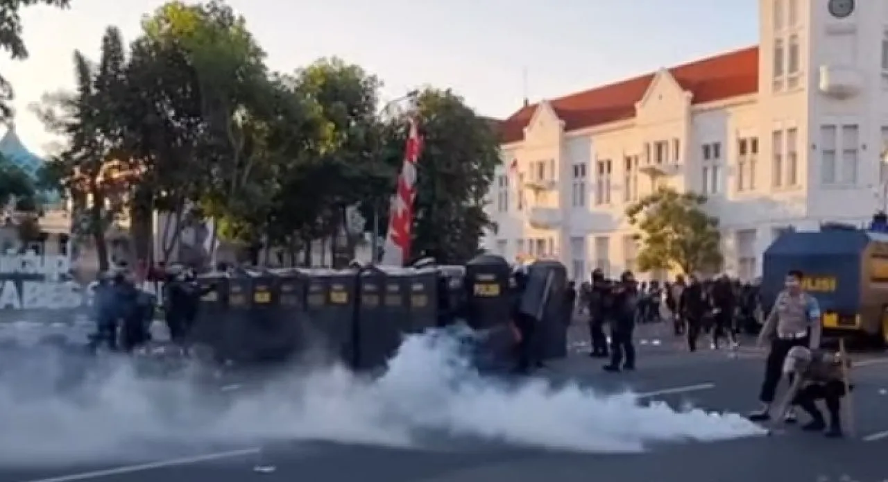Batu, Botol, dan Gas Air Mata! Polrestabes Surabaya Jadi Medan Bentrokan