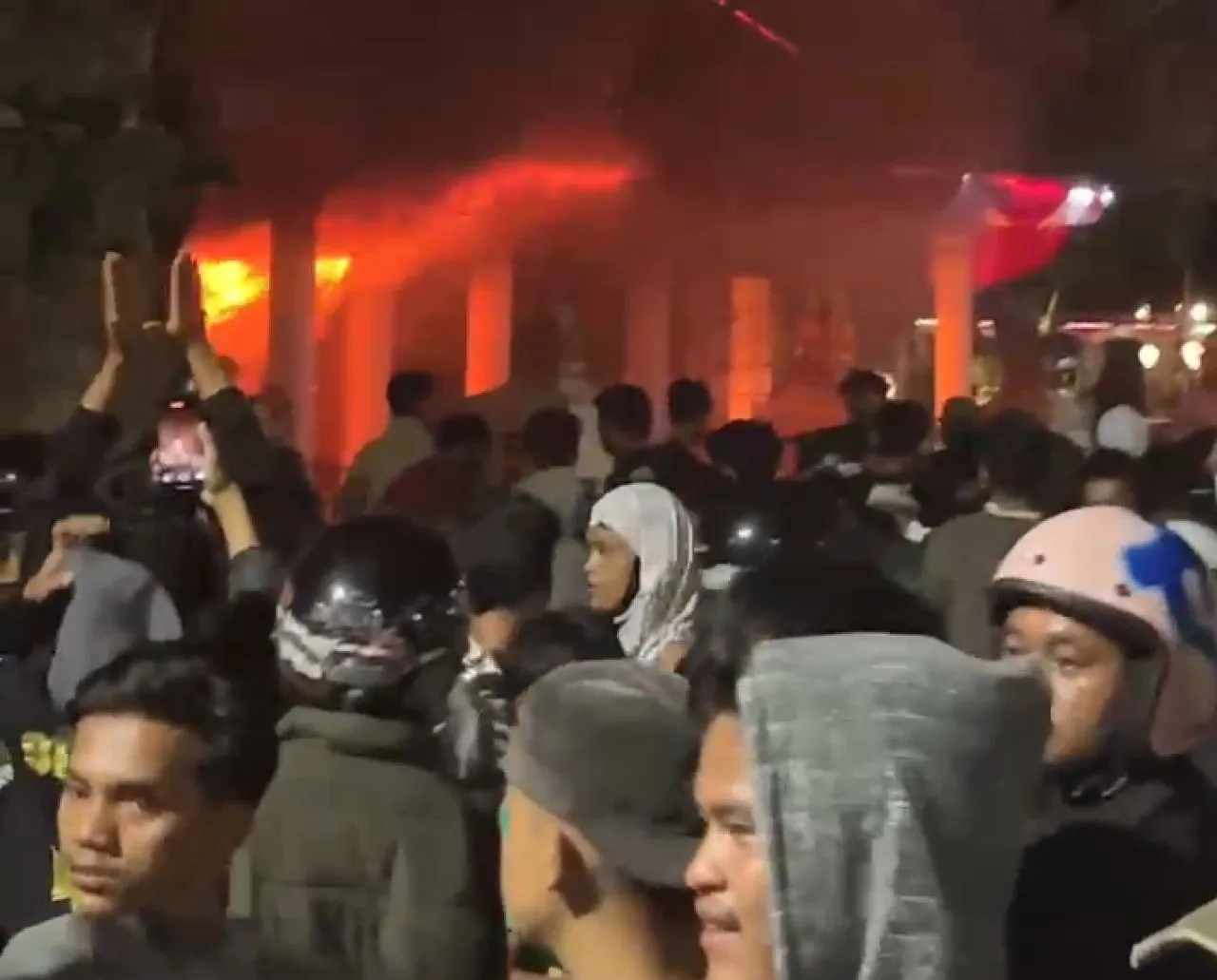Jadi Sasaran Amuk Massa, Gedung Grahadi Terbakar