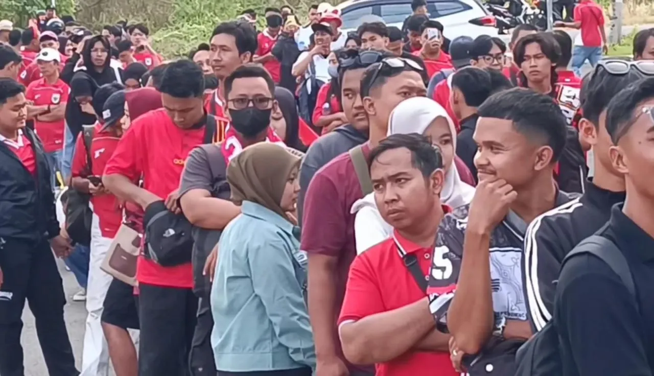 Stadion GBT Bergemuruh, Suporter Datang dari Penjuru Negeri