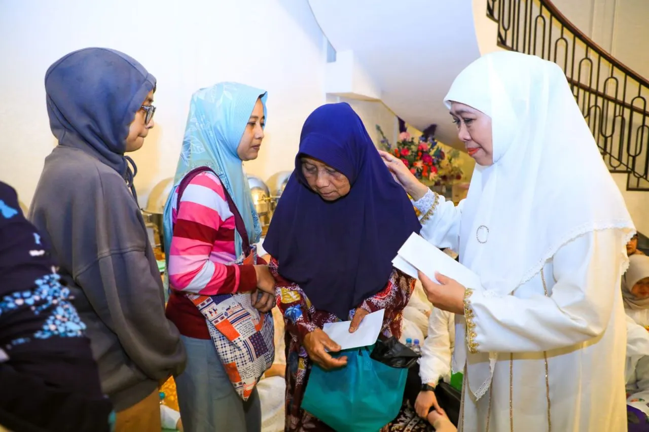 Gubernur Khofifah Bawa Pelukan Hangat dan Santunan untuk Warga Korban Kebakaran Jemur Wonosari