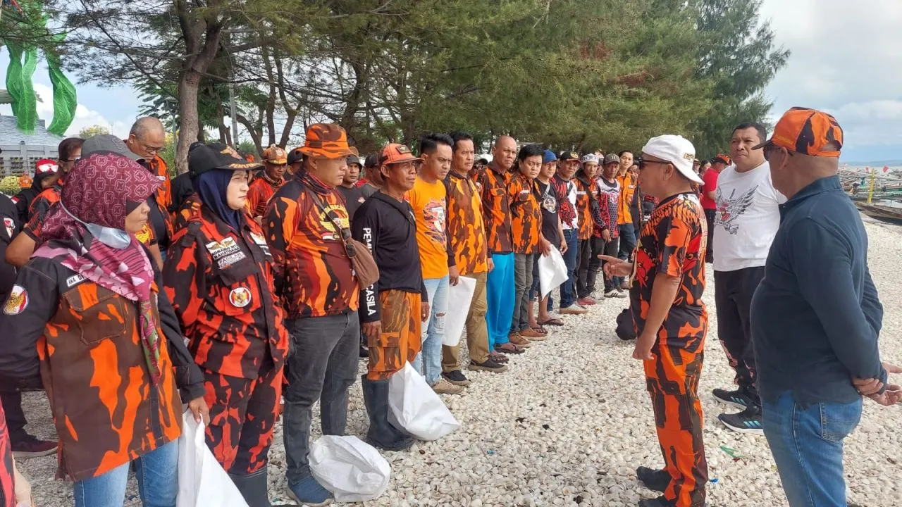 Bersih-Bersih Pantai Kenjeran, PP Surabaya Kampanyekan Wisata Hijau