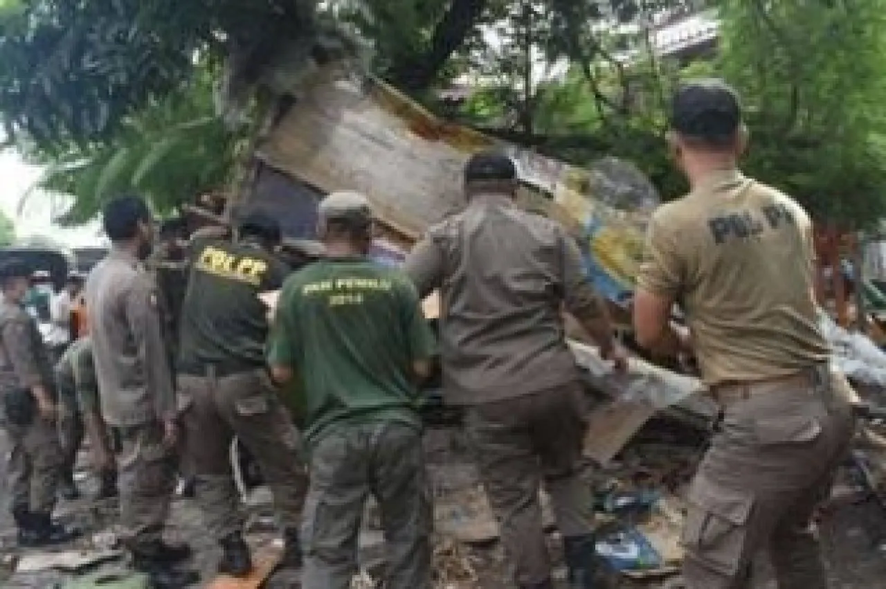 Satpol PP Surabaya Tertibkan 155 Reklame Bermasalah