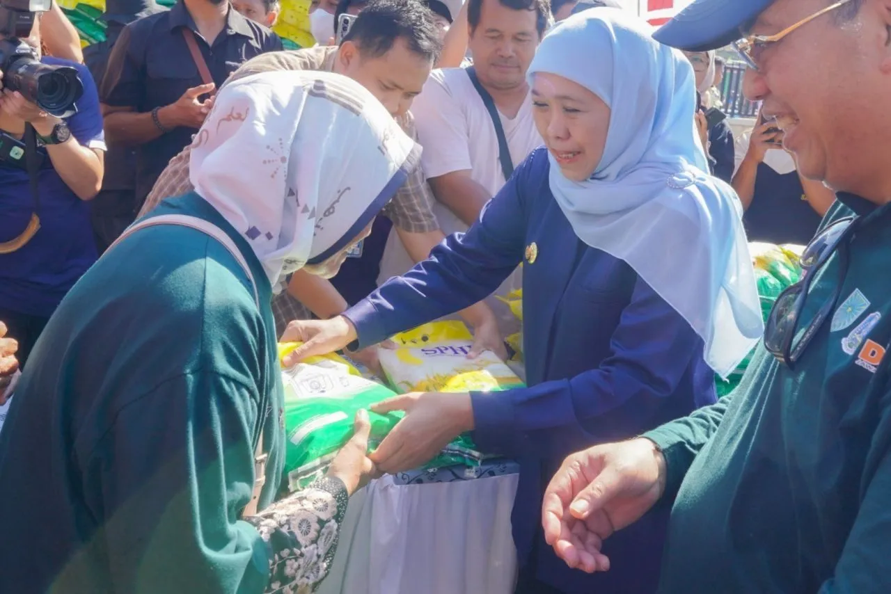 Ribuan Warga Serbu Pasar Murah, Khofifah Bagikan Telur dan Beras Gratis