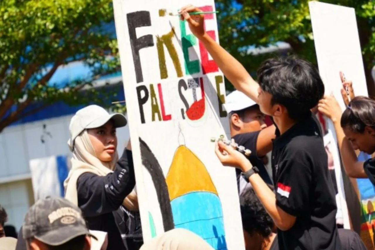 Ribuan Maba UMSurabaya Ukir Pesan Damai di The Wall of Peace