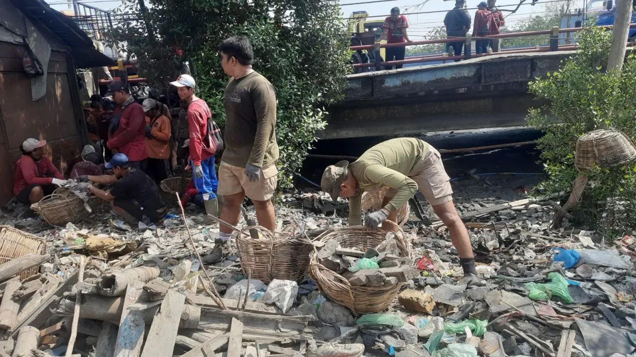 Bersihkan Sungai Kalianak, Pemkot Surabaya Angkut Sampah Hingga 10 Truk