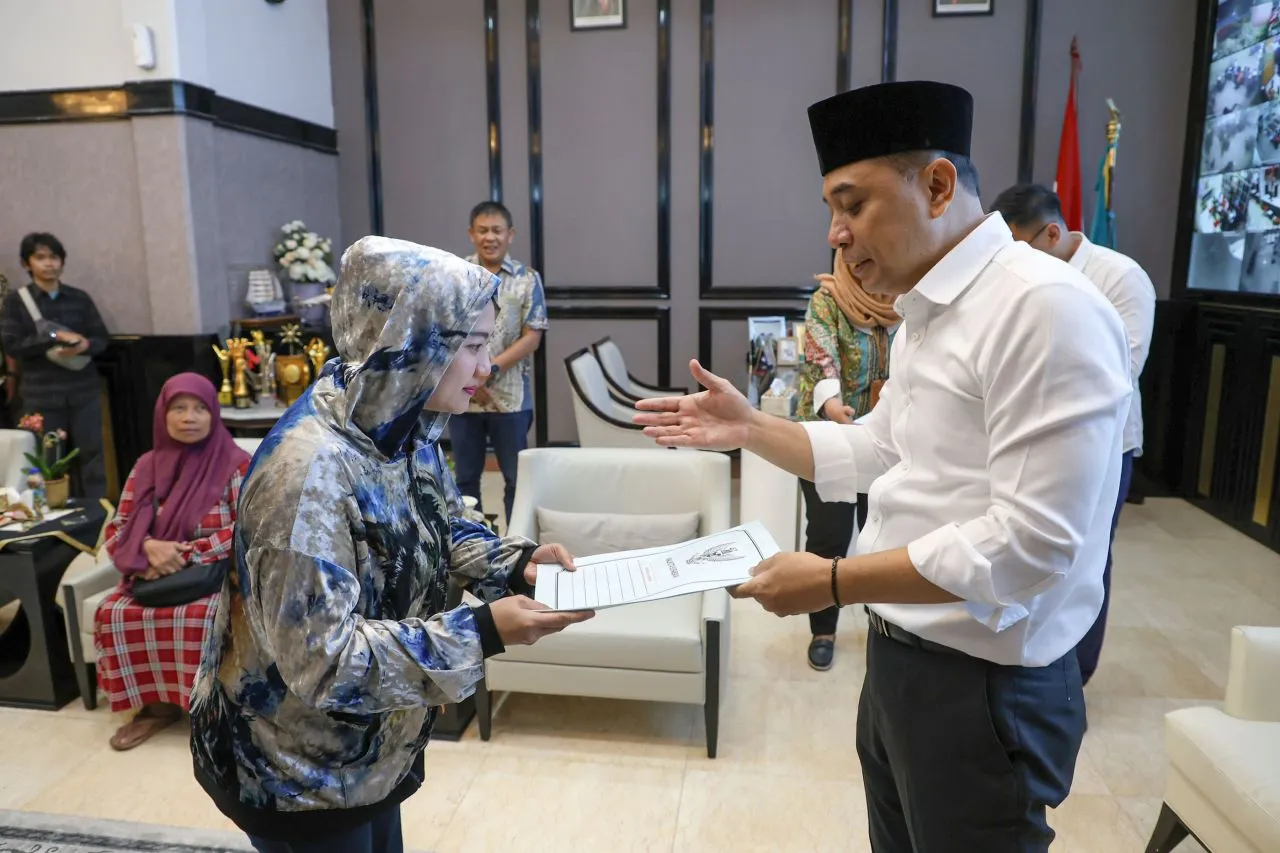 Pemkot Surabaya Bantu 7 Pedagang Korban Kebakaran Polsek Tegalsari