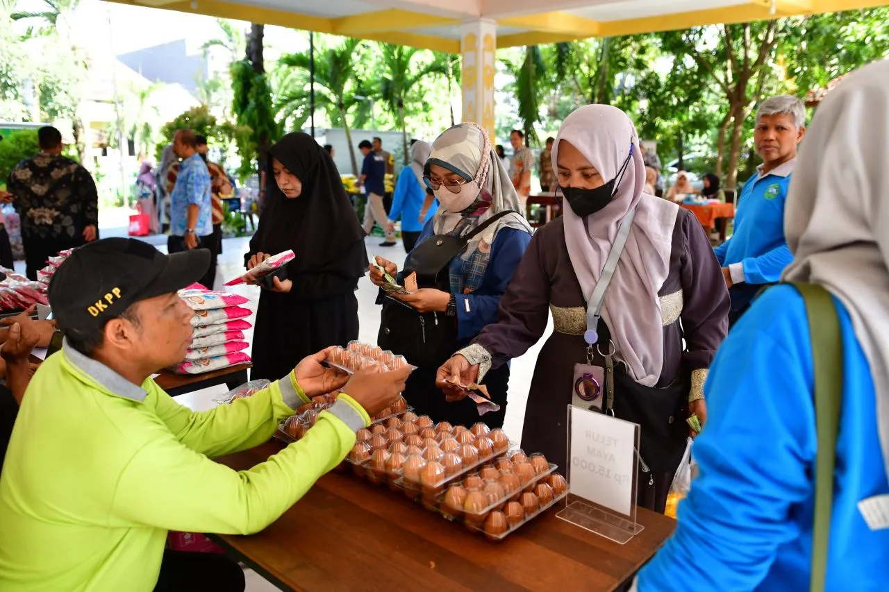 300 Sak Beras Ludes Diserbu Warga di GPM Karang Pilang