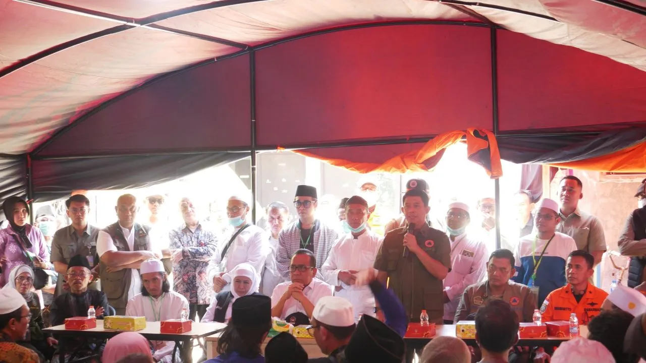 Tangis Pecah, Wali Santri Relakan Evakuasi Ponpes Al-Khoziny dengan Alat Berat