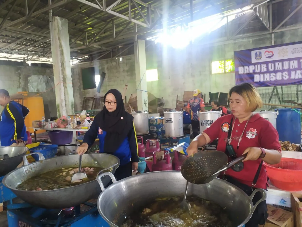 Dapur Umum Hingga Trauma Center Hadir di Lokasi Reruntuhan Musala Al-Khoziny