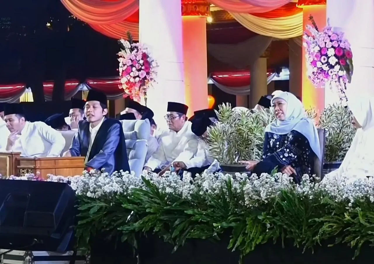 Khofifah dan Gus Iqdam Pimpin Sholawat 80 Tahun Jawa Timur dan Hari Santri Nasional