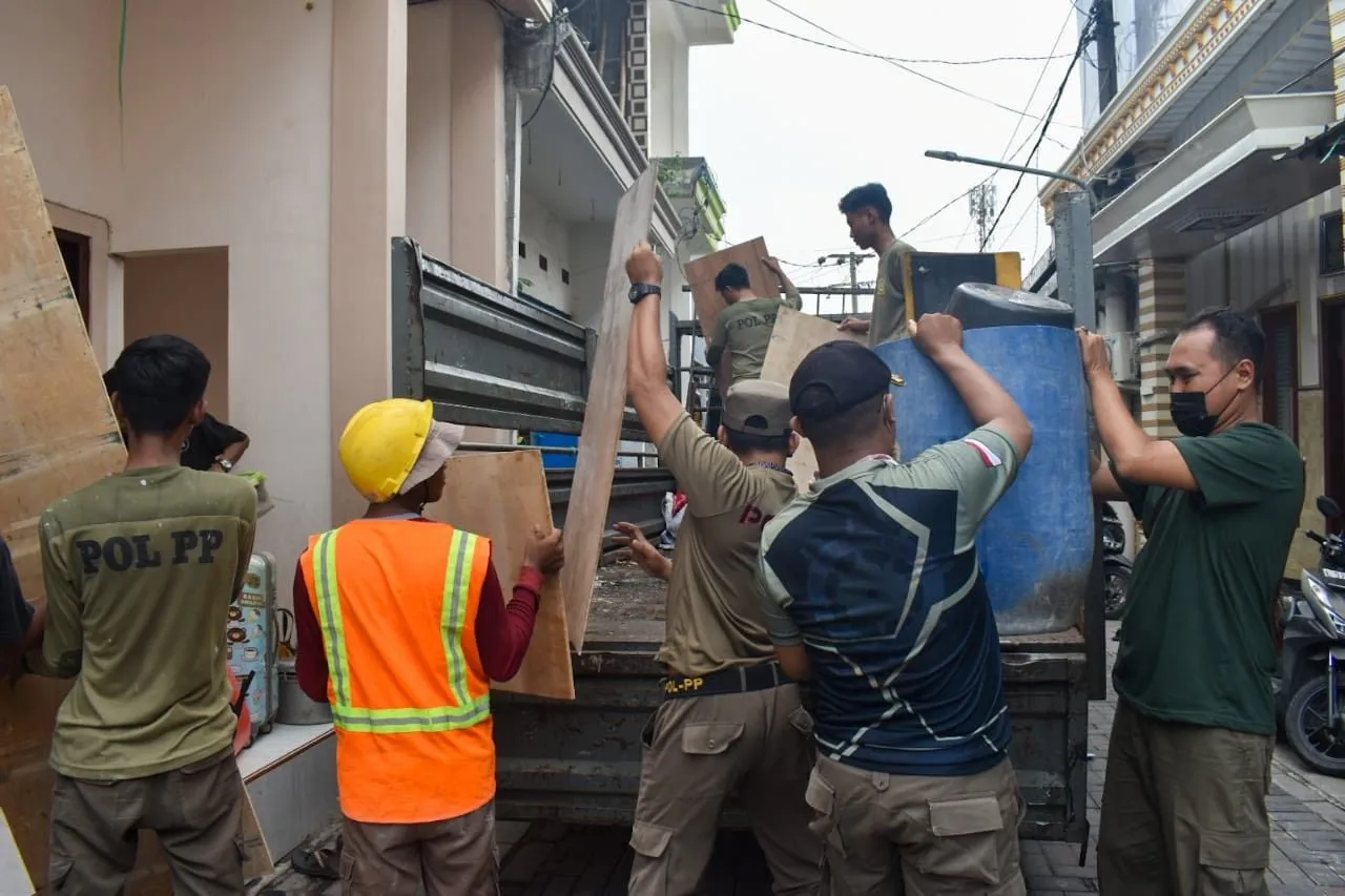 Terapkan Relokasi Humanis, Satpol PP Surabaya Dampingi Warga Kalianak
