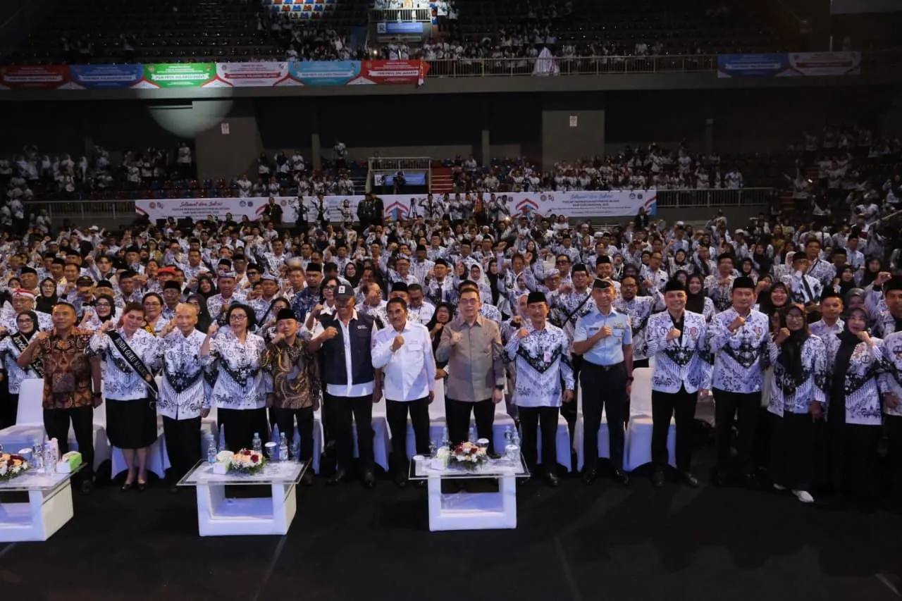 Wali Kota Eri Terima Penghargaan Dwija Praja Nugraha dari PB PGRI
