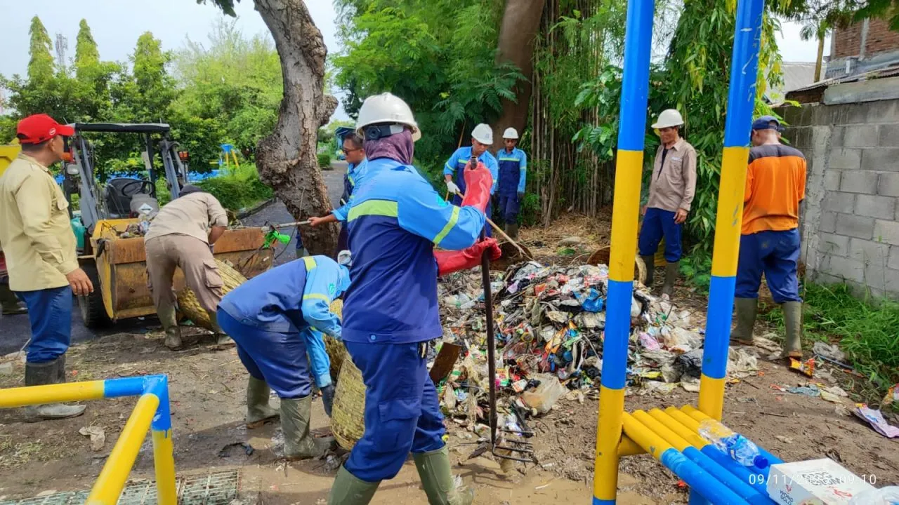 Musim Hujan Tiba, SIER dan Warga Rungkut Bergerak Bersama Cegah Banjir