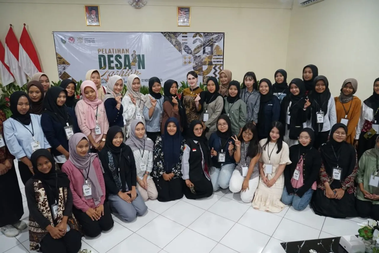 Desain Fashion 2025: Dekranasda Jatim Cetak Desainer Muda Berbasis Wastra Lokal