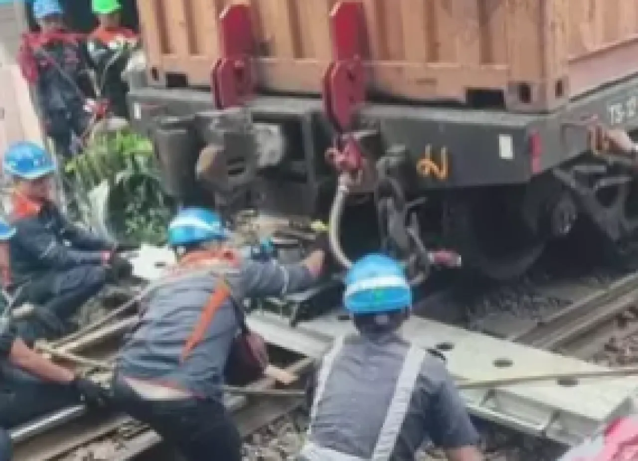 KA Barang Aksa Cargo Anjlok di Pasar Turi, Warga Kaget Suara Dentuman