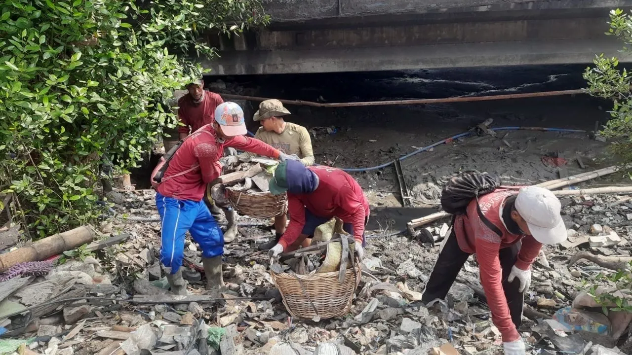 Tumpukan Sampah Picu Banjir Surabaya, Satgas DSDABM Siaga Penuh