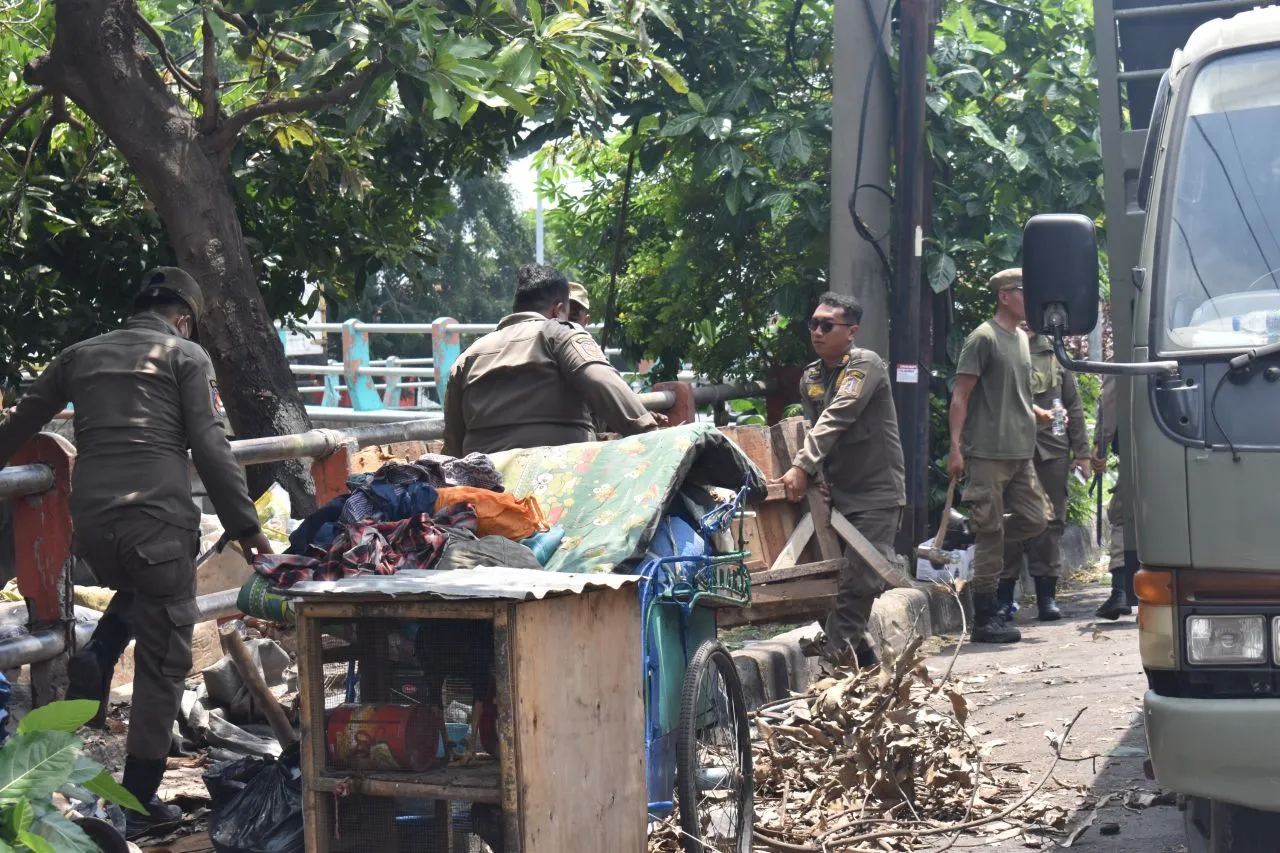 Satpol PP Tertibkan PKL & Parkir Liar, Jalan Johar–Sulung Kembali Lega