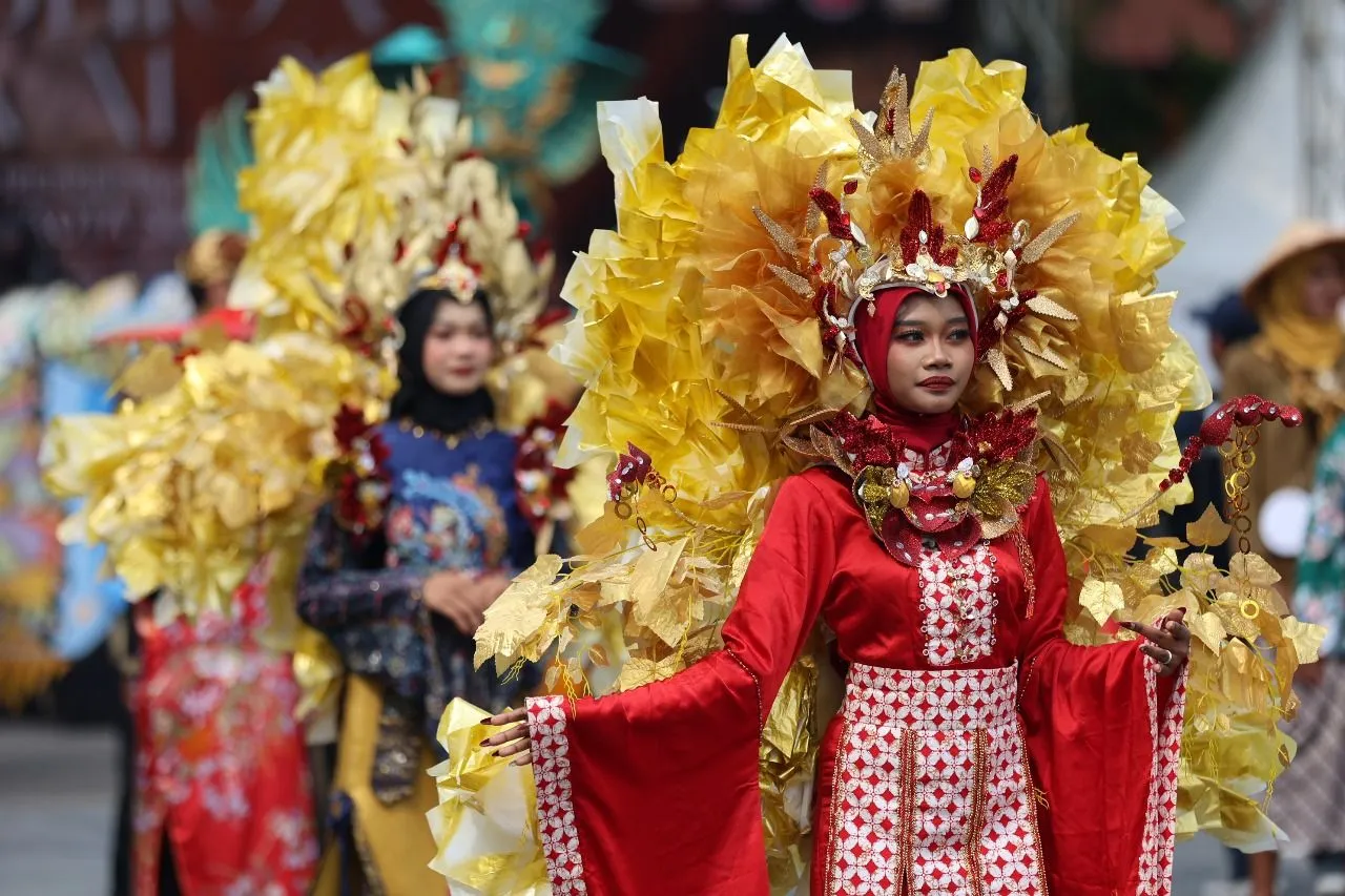 700 Peserta Ramaikan Parade SFF 2025 di Surabaya