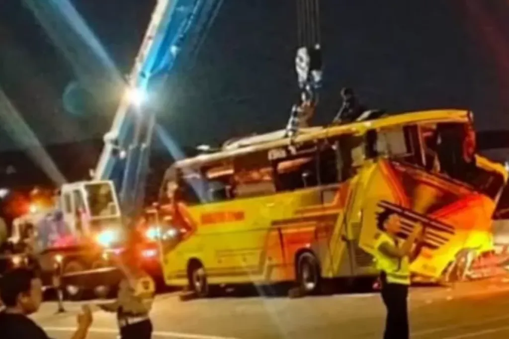 Bus Cahaya Trans Terguling di Tol Krapyak, Belasan Penumpang Tewas