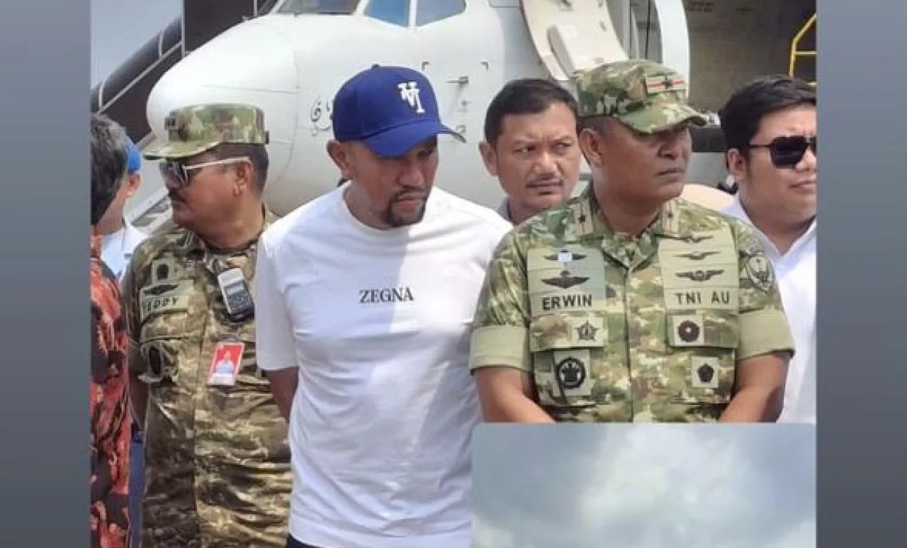Ahmad Sahroni Dampingi Pemberian Bantuan 15 Ton untuk Banjir Sumatera dari DPR