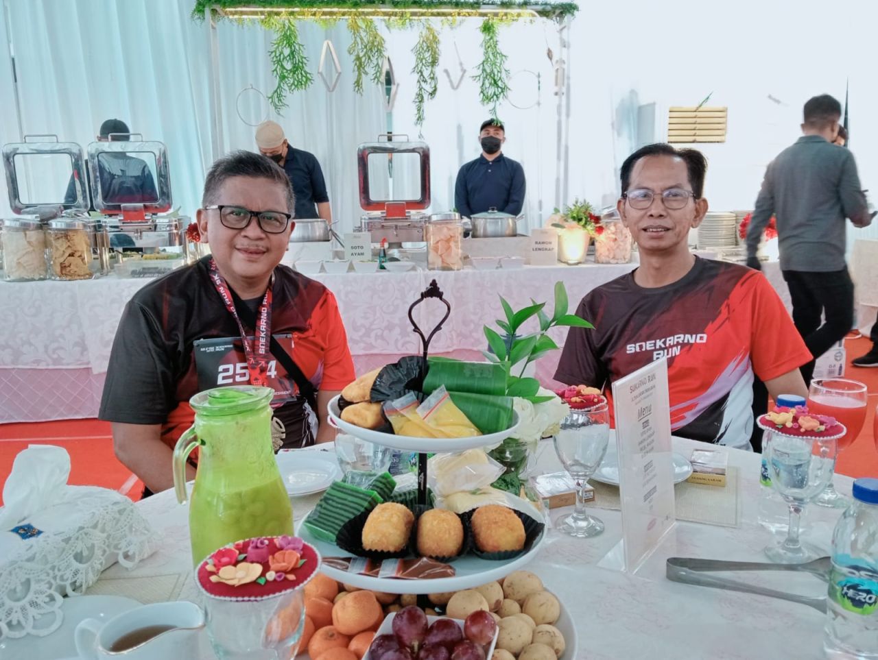 Foto: Sekjen DPP PDIP Hasto Kristiyanto didampingi Ketua DPC PDIP Surabaya, Adi Sutarwijono usai membuka lomba lari bertajuk Sokarno Run di Surabaya , Minggu (19/1/2025)