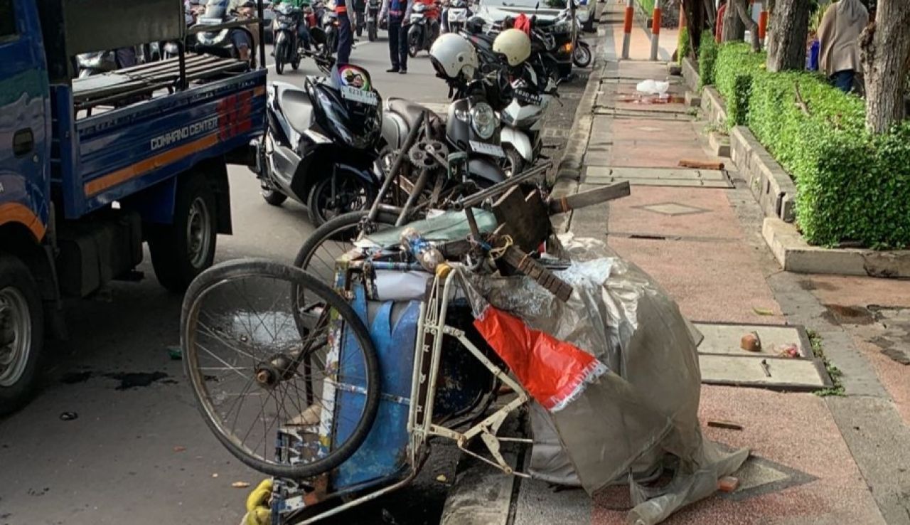 Foto : Kondisi Becak jadi Korban Laka Honda HRV di Jalan Basuki Rahmat Surabaya, Kamis (2/01/2025).