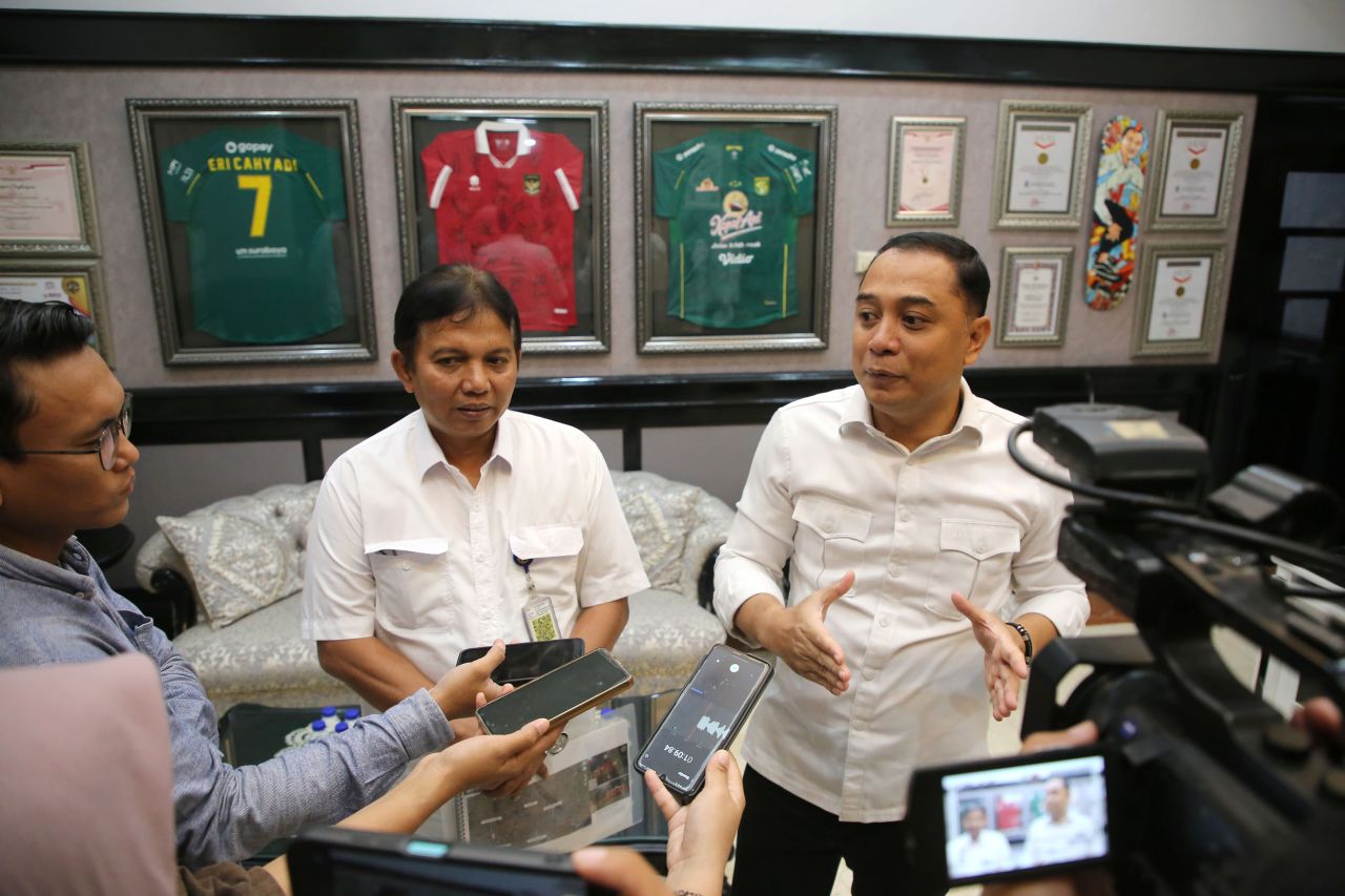 Foto: Wali Kota Eri Cahyadi bersama Kepala BBWS Brantas, Hendra Ahyadi memberi keterangan kepada wartawan usai pertemuan membahas kerjasama normalisasi sungai Surabaya di Balai Kota, Kamis (2/01/2025)