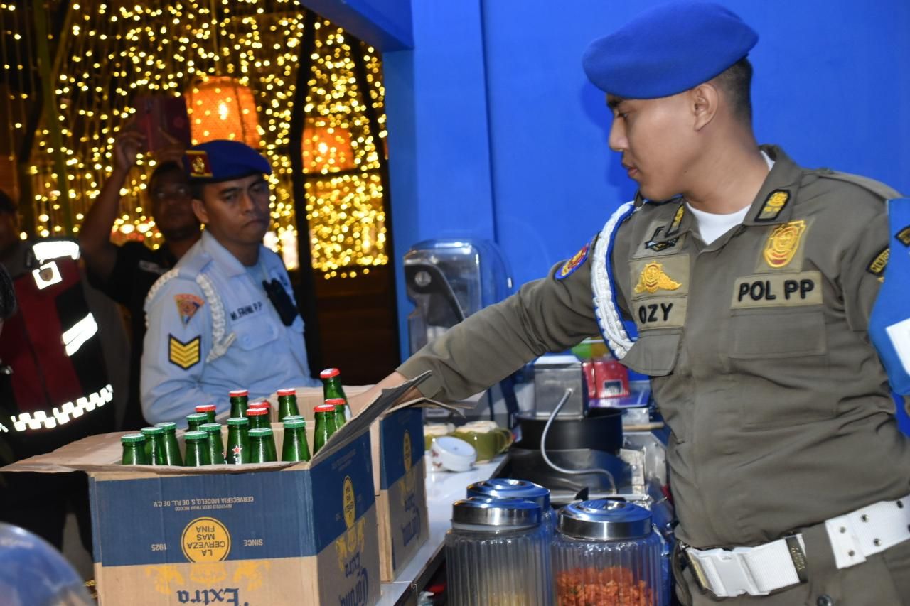 Satpol PP Kota Surabaya Amankan 76 Minuman Beralkohol di RHU Kawasan MEER 