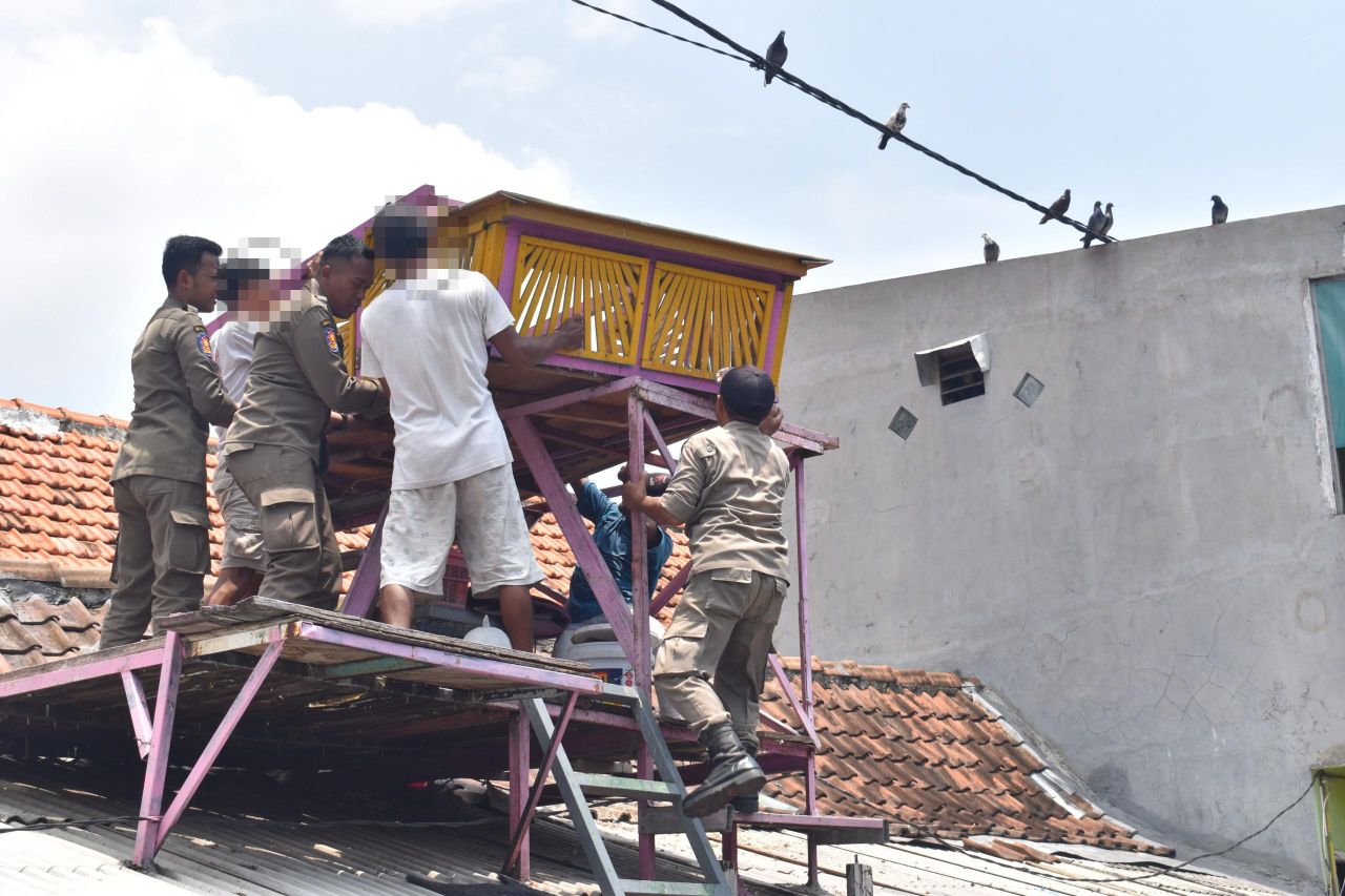 Operasi Satpol PP Surabaya: 7 Bekupon di Gubeng Masjid Dibongkar