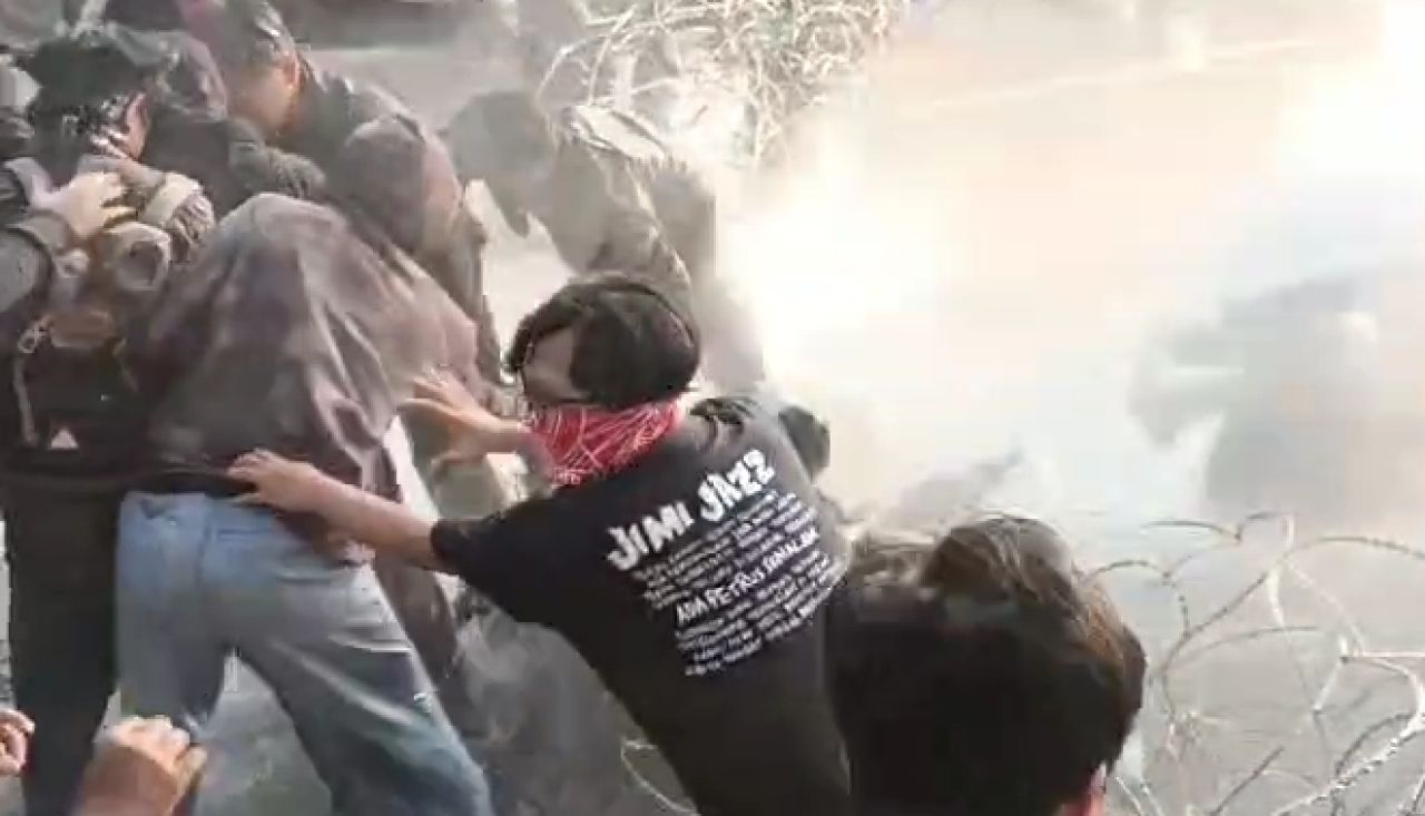 AJI Surabaya Kecam Polisi yang Pukul dan Intimidasi Jurnalis Saat Meliput Demo Tolak UU TNI