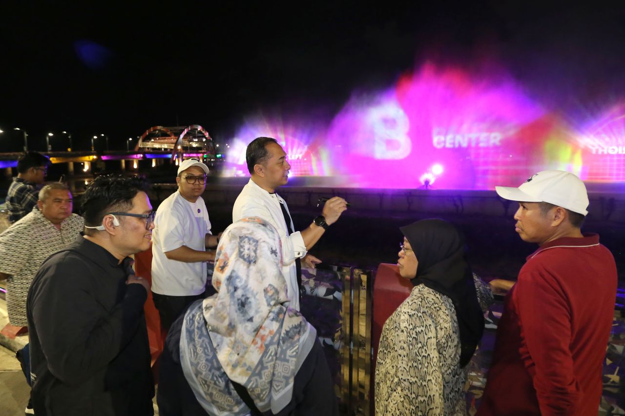 Foto: Ketua Dewan Pengurus APEKSI, Eri Cahyadi tinjau persiapan terakhir lokasi Munas APEKSI VII di Taman Suroboyo, Jumat (2/5/2025)