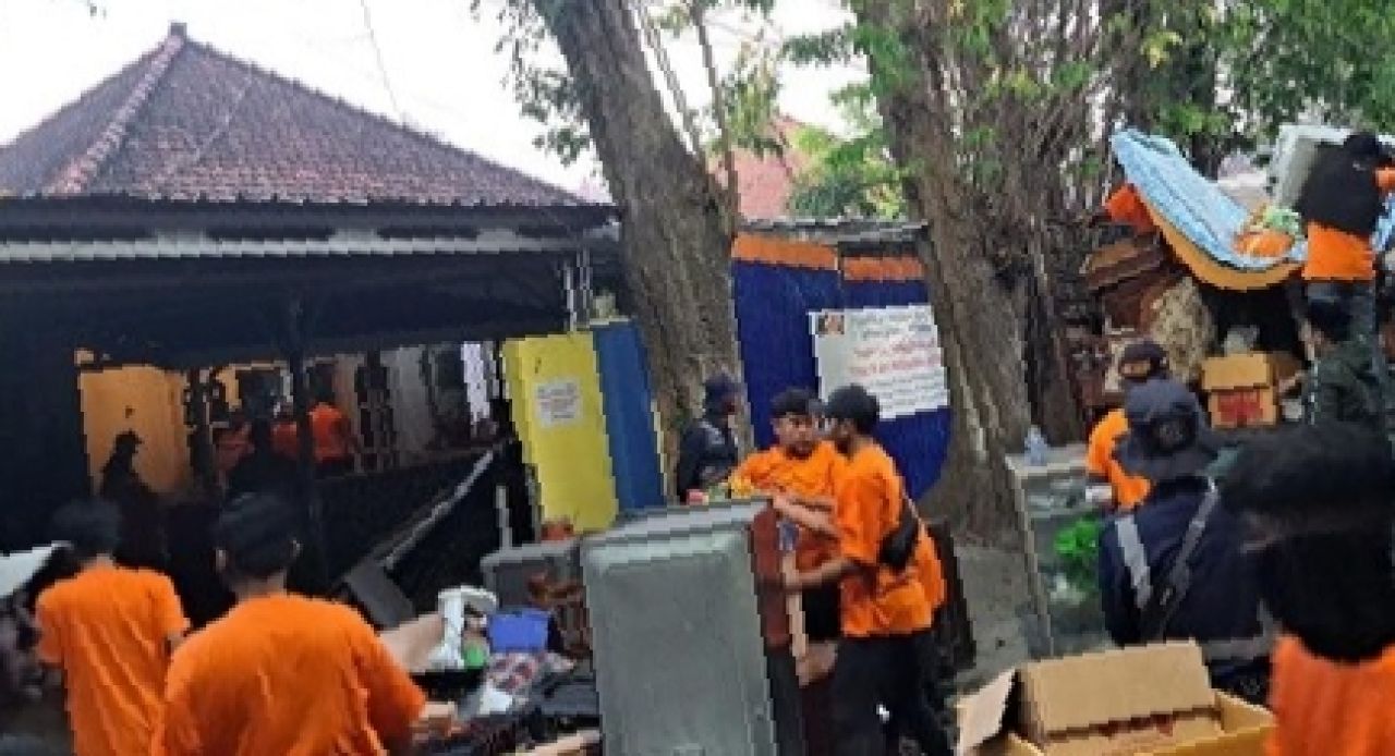 Foto : Suasana Penertiban rumah dinas PT KAI di Jalan Tapaksiring No. 6/II, Surabaya pada Sabtu (26/7/2025) kemarin (ist)
