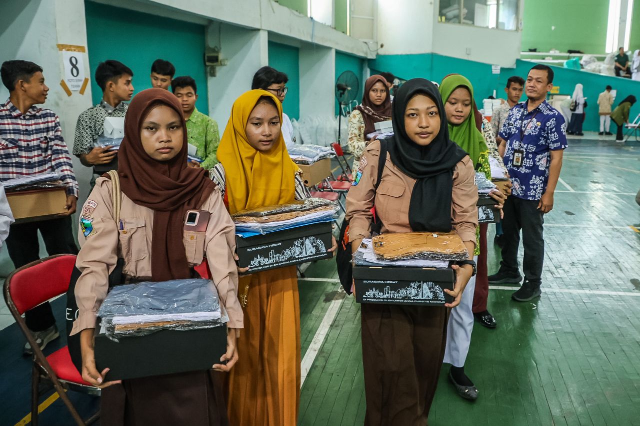 Pemkot Surabaya Bagikan Perlengkapan Sekolah Gratis bagi 6.144 Pelajar SMA/SMK Keluarga Miskin