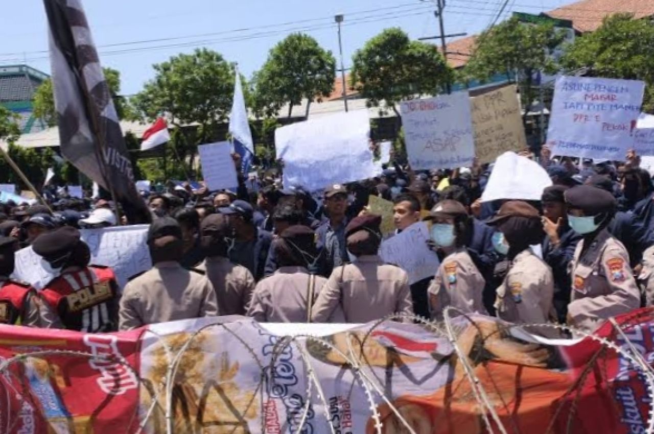 HOSTUM Menggema! Ribuan Buruh Gedor Kantor Gubernur Jatim