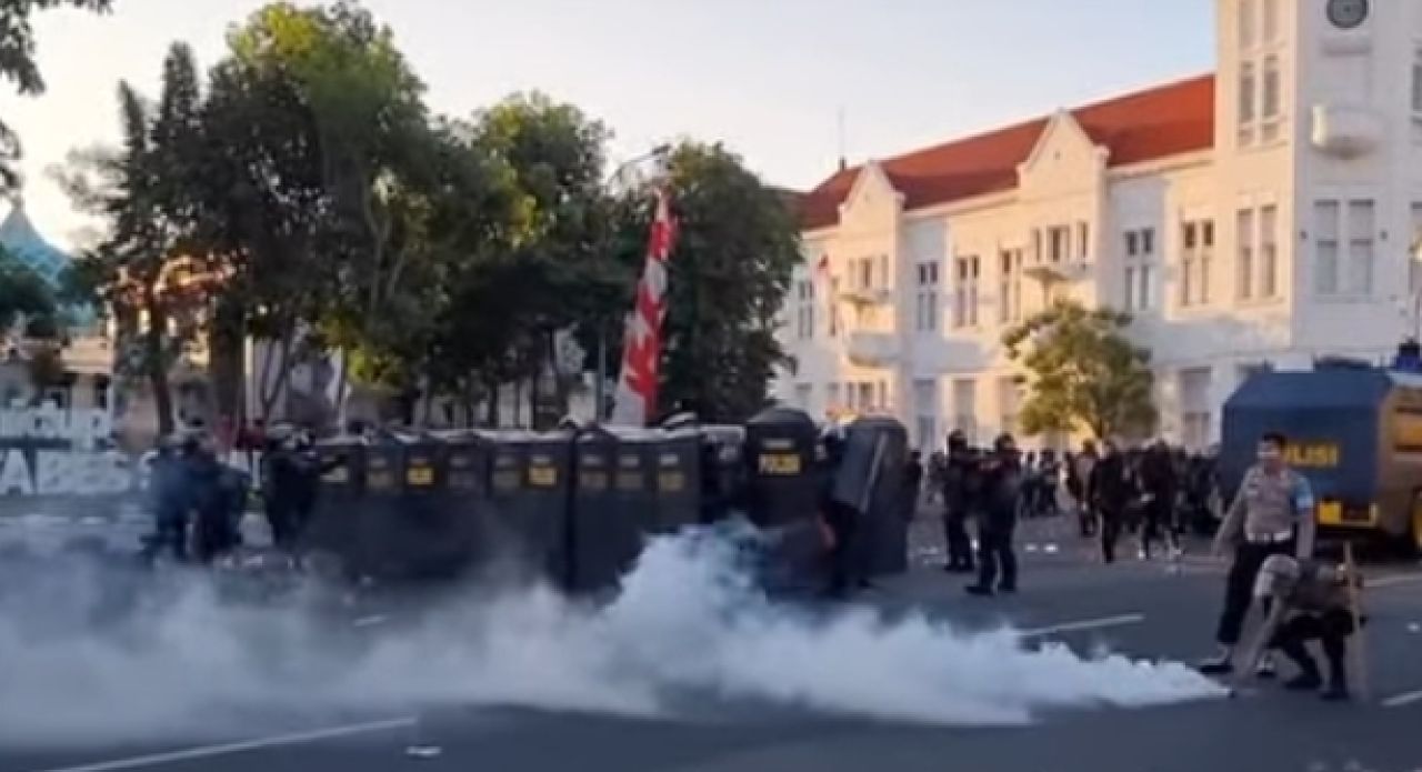 Batu, Botol, dan Gas Air Mata! Polrestabes Surabaya Jadi Medan Bentrokan