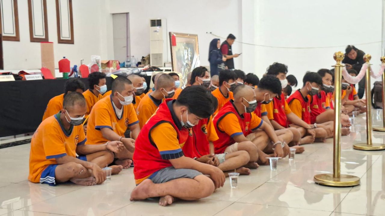 Foto: Para pelaku kerusuhan pada aksi demo di Surabaya yang mengkibatkan terbakar Gedung Grahadi dan Sejumlah pos Polisi di Surabaya pada Jumat (29/8/2025) lalu