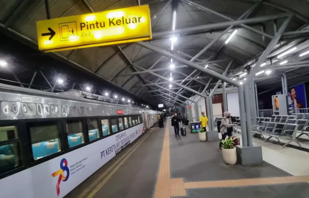 Kereta, Kota, dan Kepercayaan yang Terus Bergerak
