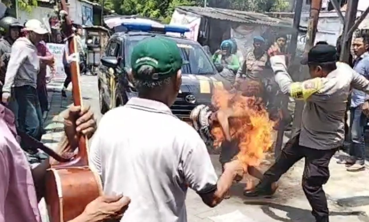 Foto : Pelaku Curanmor Terbakar Saat akan dimasukan mobil polisi pada Kamis (30/10/2025).