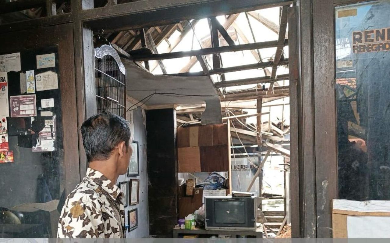 Atap Rumah di Surabaya Ambruk! Penghuni Langsung Dievakuasi