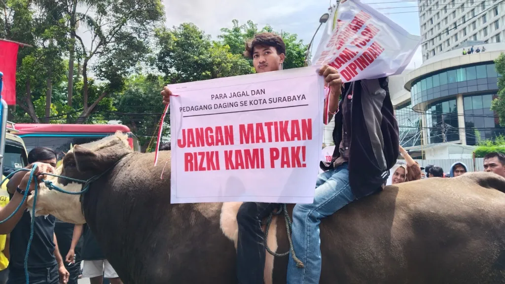 Bawa Sapi, Ratusan Jagal dan Pedagang Daging Demo di DPRD Surabaya