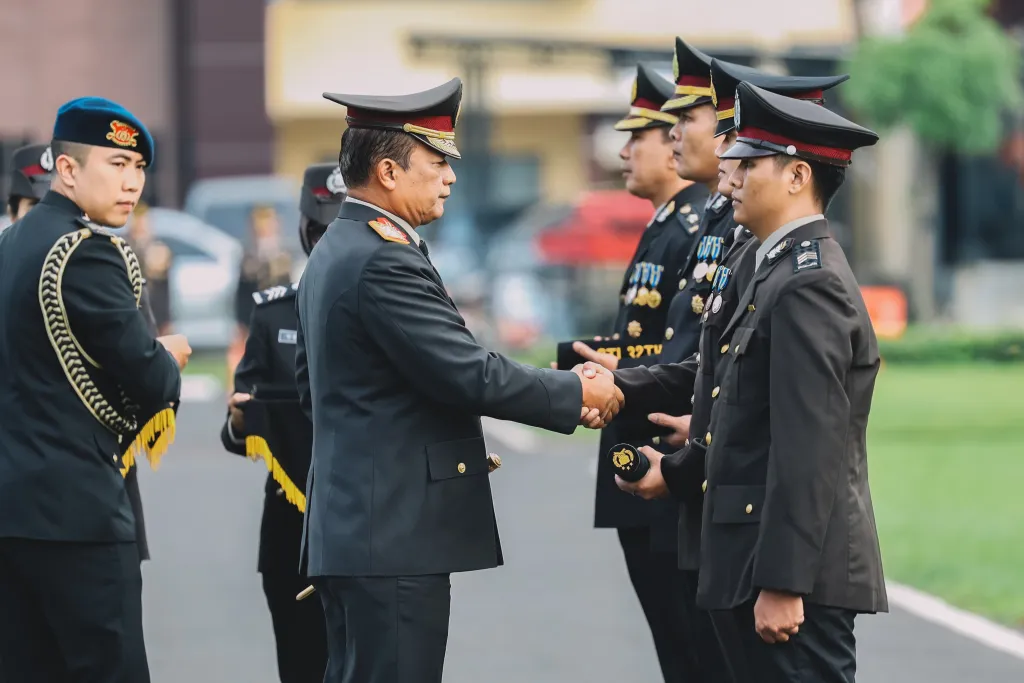 2.684 Personel Terima Tanda Kehormatan dari Kapolda Jatim