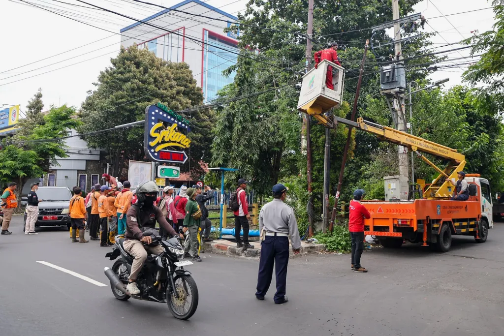 Tak Berizin dan Mangkir Sewa, Sajumlah Kabel FO di Surabaya Ditindak