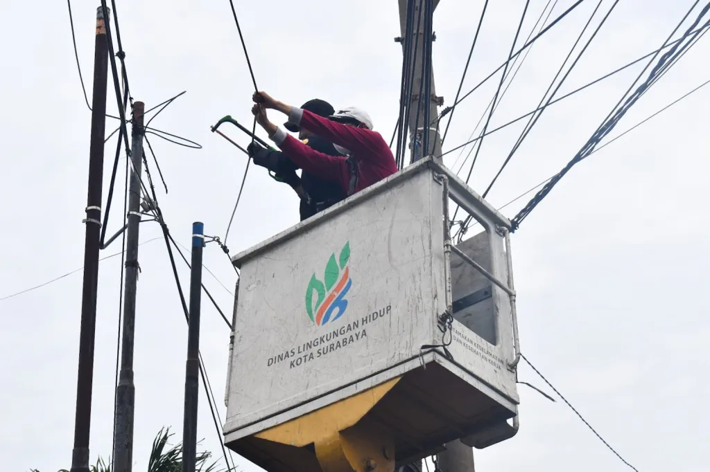 Satpol PP Tertibkan 18 Tiang FO Ilegal di Panjang Jiwo