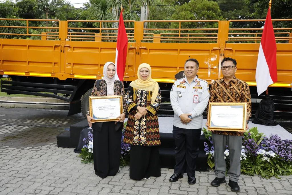 Gubernur Khofifah Serahkan 6 Truk Normalisasi, Target Jawa Timur Zero ODOL 2027